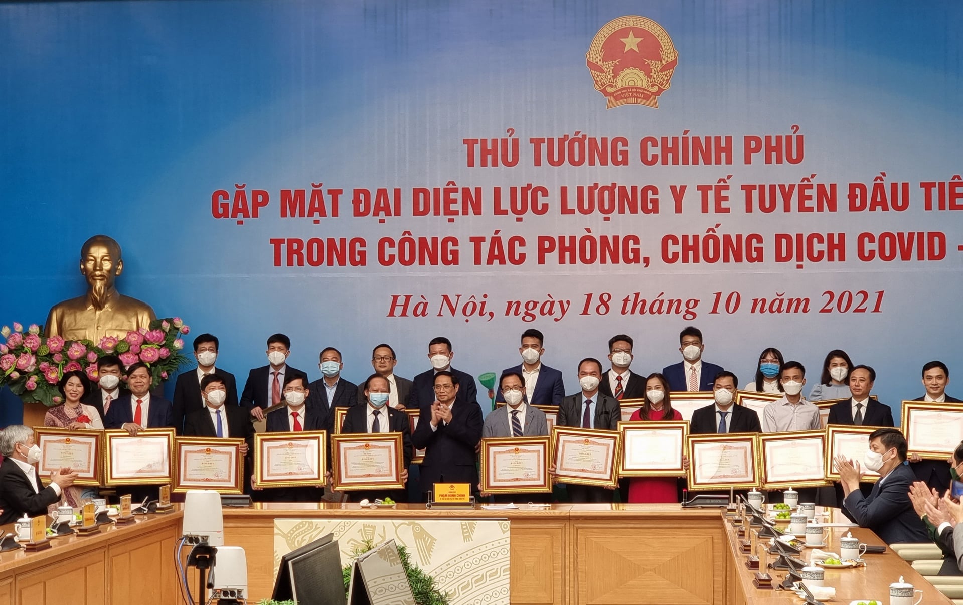 C&aacute;c thầy thuốc ti&ecirc;u biểu xuất sắc trong c&ocirc;ng t&aacute;c ph&ograve;ng, chống dịch Covid-19 tại đợt dịch lần thứ 4 đ&atilde; được Thủ tướng Ch&iacute;nh phủ tặng bằng khen. Ảnh - Bộ Y tế.&nbsp;