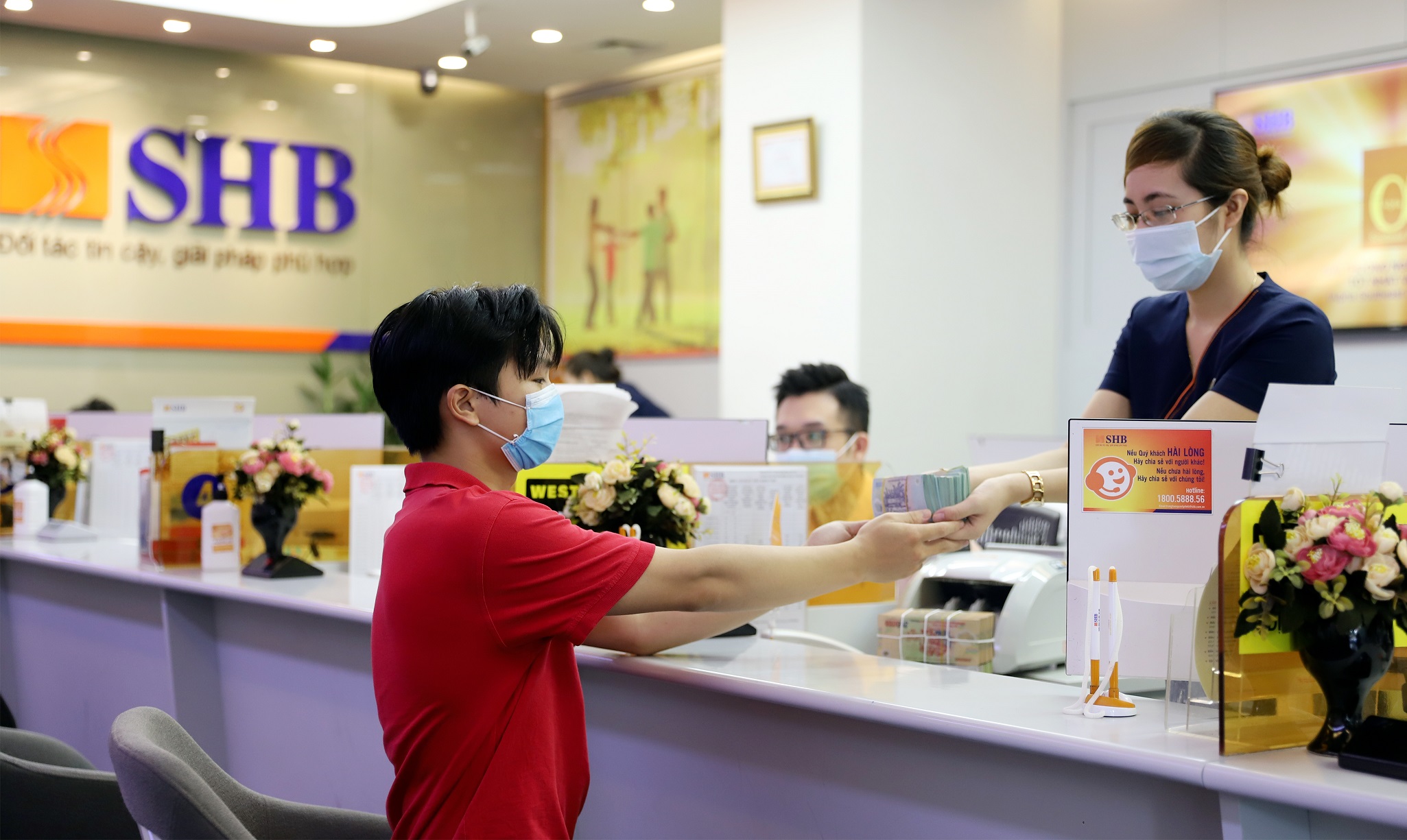 Khách hàng giao dịch tại SHB.