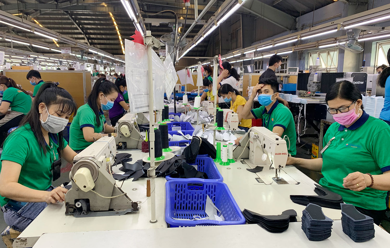 Nhiều doanh nghiệp đã thực hiện ngày làm 3 ca, năng suất lao động hiện nay đã tăng gấp đôi so với tháng trước.