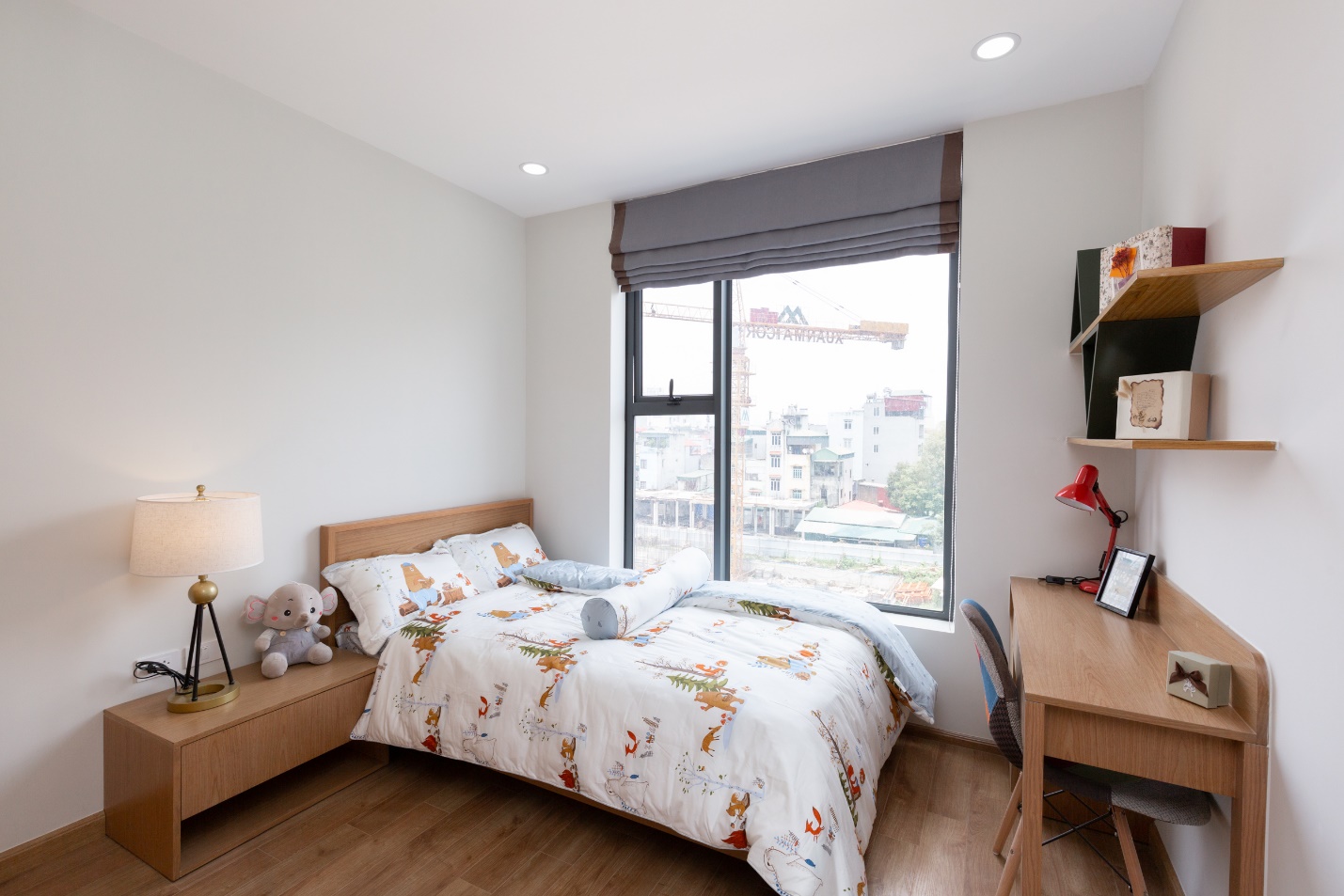 Các phòng chức năng tại Rose Town đều có cửa kính tấm lớn đón ánh sáng tự nhiên.