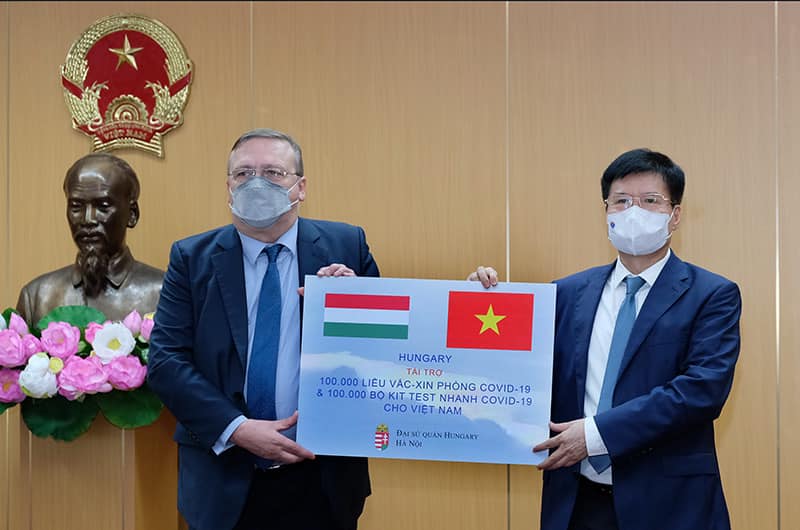 Tiếp nhận vaccine và kít xét nghiệm nhanh do Hungary trao tặng. Ảnh - Trần Minh. 