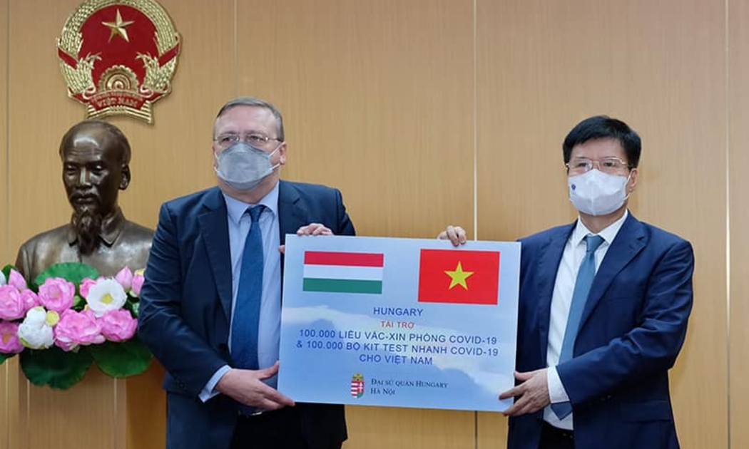 Tiếp nhận vaccine và kít xét nghiệm nhanh do Hungary trao tặng. Ảnh - Trần Minh. 