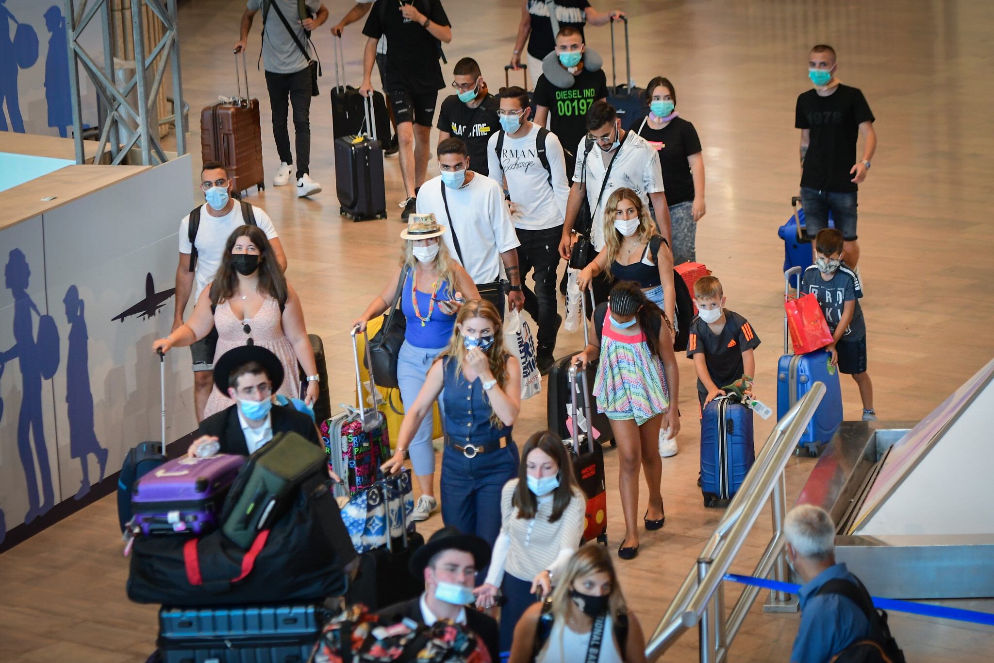 Nhiều nước đ&atilde;&nbsp;hướng tới việc giảm bớt c&aacute;c y&ecirc;u cầu x&eacute;t nghiệm RT-PCR, tạo t&acirc;m l&yacute; thoải m&aacute;i hơn cho du kh&aacute;ch quốc tế.