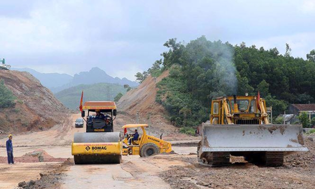 Thi công một đoạn cao tốc Bắc - Nam.