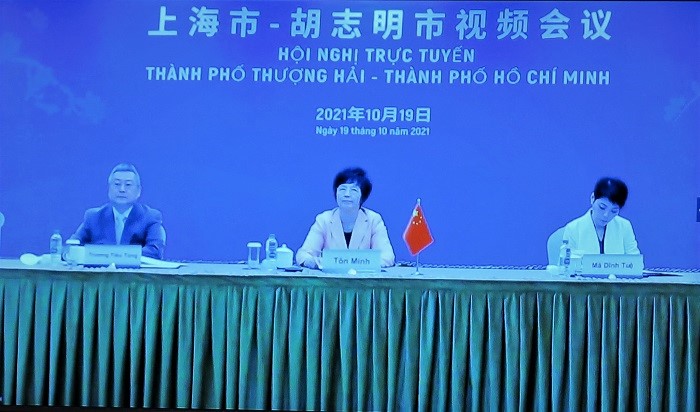 Bà Tôn Minh (giữa), Phó Thị trưởng TP. Thượng Hải tham dự buổi họp trực tuyến - Nguồn: UBND TP.HCM.
