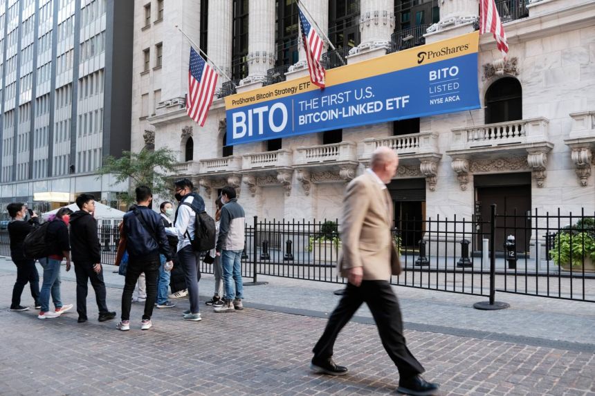 ETF Bitcoin BITO chào sàn ngày 19/10 - Ảnh: AP