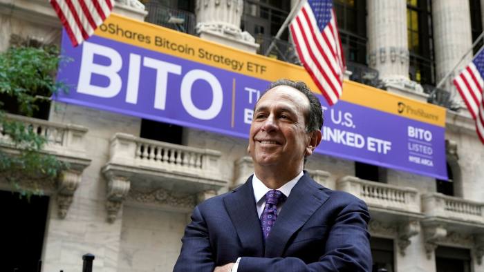 CEO của ProShares, Michael Sapir bên ngoài Sàn giao dịch ghứng khoán New York ngày 19/10 - Ảnh: AP