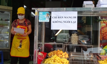 Hiện nay, các hàng quán ăn uống tại TP.HCM chỉ phục vụ bán mang về
