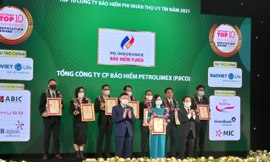 Đại diện bà Nguyễn Thị Hương Giang - Phó Tổng giám đốc PJICO nhận Cup chứng nhận Top 10 Bảo hiểm uy tín 20.