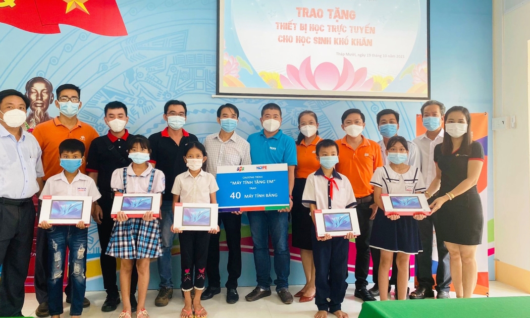 Các em học sinh tại tỉnh Đồng Tháp nhận máy tính bảng từ dự án “Máy tính tặng em” vào ngày 19/10 vừa qua.