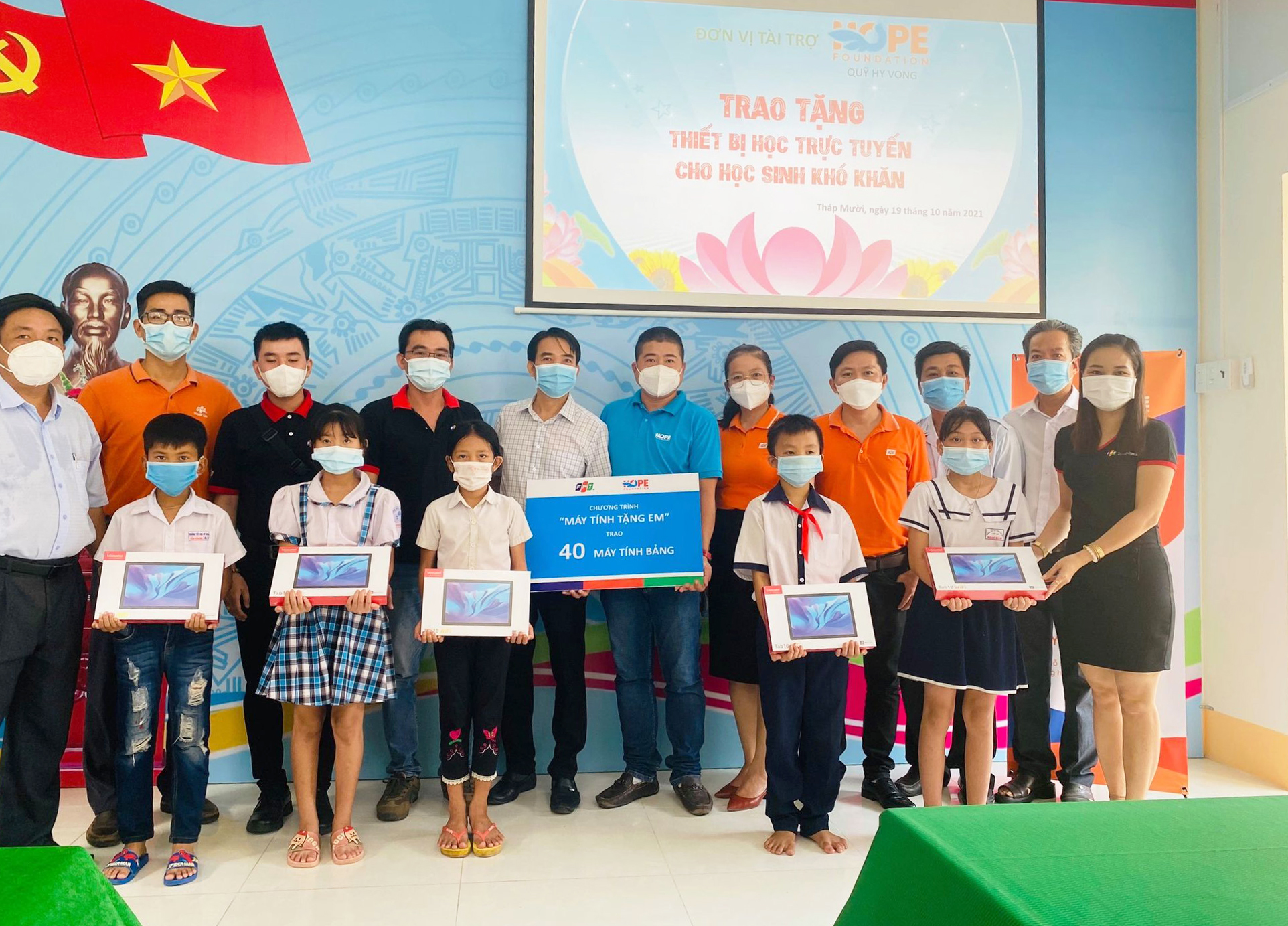 Các em học sinh tại tỉnh Đồng Tháp nhận máy tính bảng từ dự án “Máy tính tặng em” vào ngày 19/10 vừa qua.