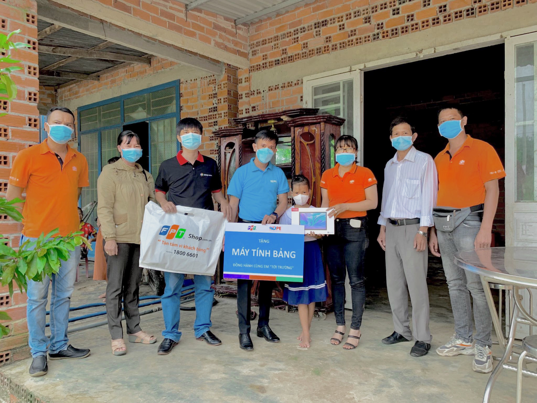 “Mỗi chiếc máy tính có thể giúp hàn gắn một vết đứt gãy giáo dục trong đại dịch Covid-19, đồng thời tạo cơ hội cho thế hệ tương lai tiếp cận kho tri thức mở.”, thông điệp mà quỹ Hy vọng và FPT gửi gắm qua dự án “Máy tính tặng em.”