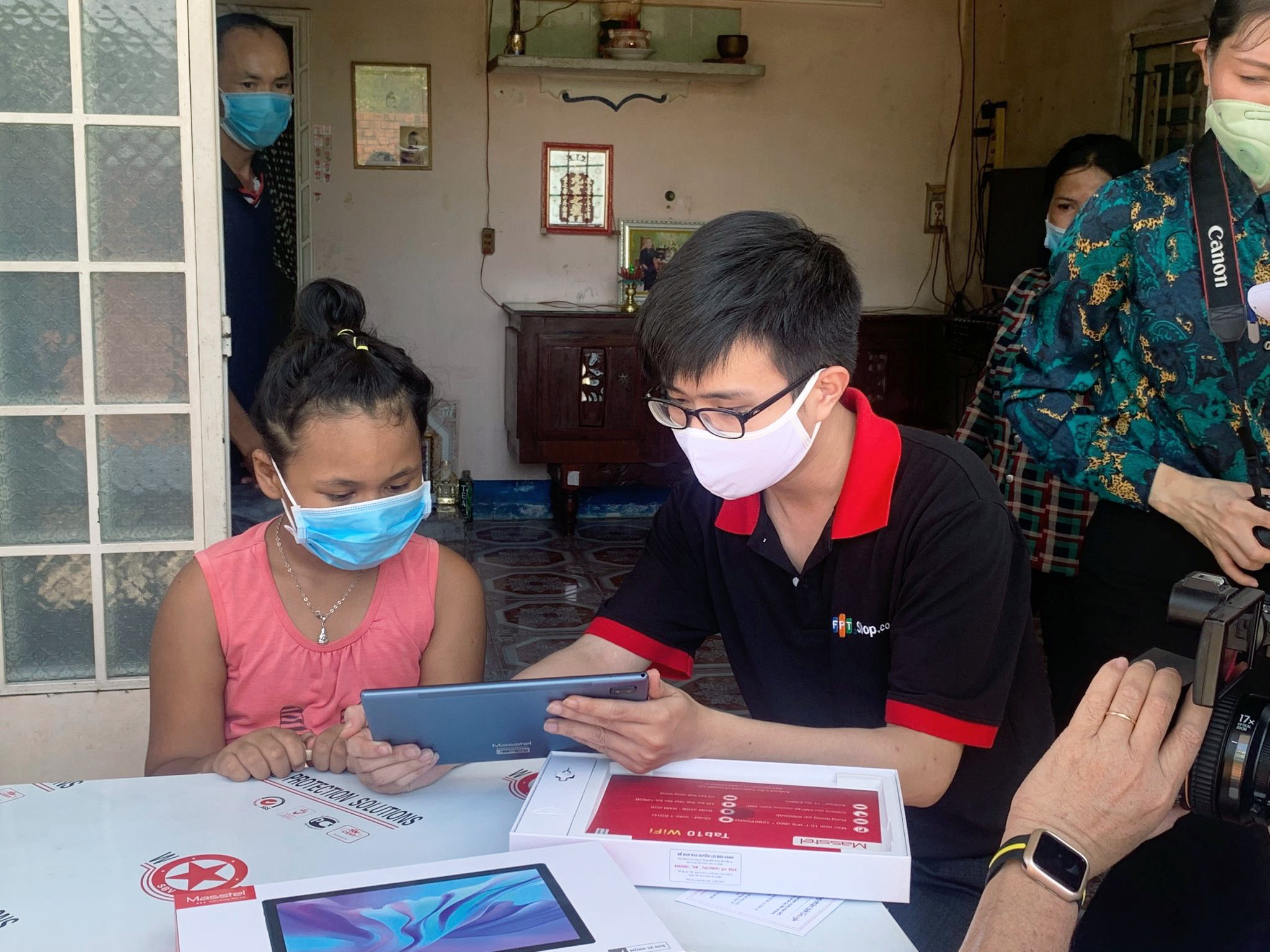 FPT Shop đ&atilde; đại diện Tập đo&agrave;n FPT tặng m&aacute;y v&agrave; hỗ trợ c&agrave;i đặt tận nh&agrave; cho một học sinh tại tỉnh B&agrave; Rịa - Vũng T&agrave;u.