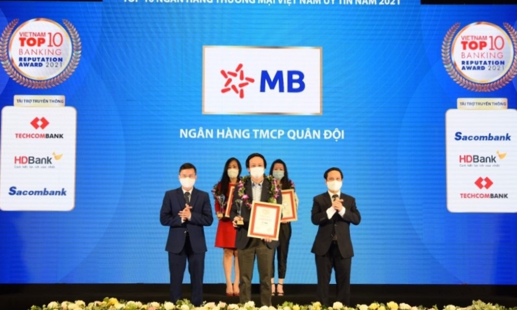 Phó tổng giám đốc MB Lê Quốc Minh đại diện nhận giải thưởng.