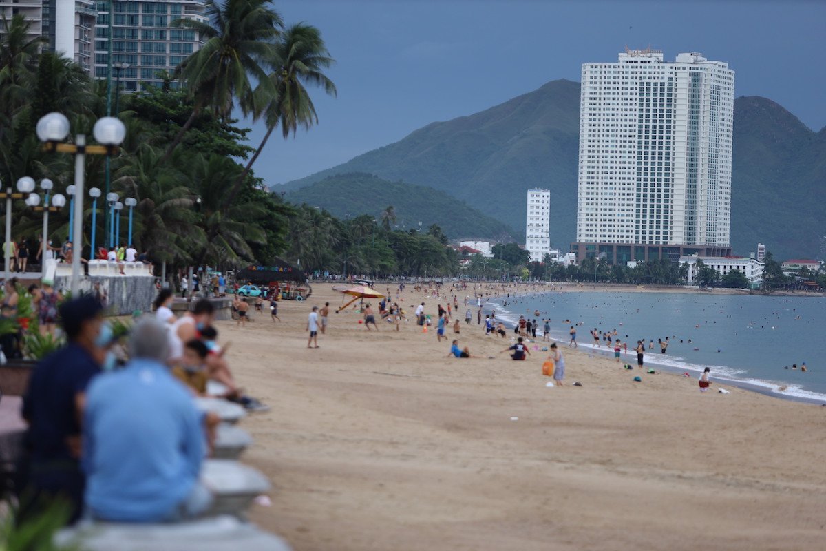 Người dân Nha Trang được vui chơi tắm biển trở lại từ ngày 16/10. Ảnh: Xuân Ngọc.