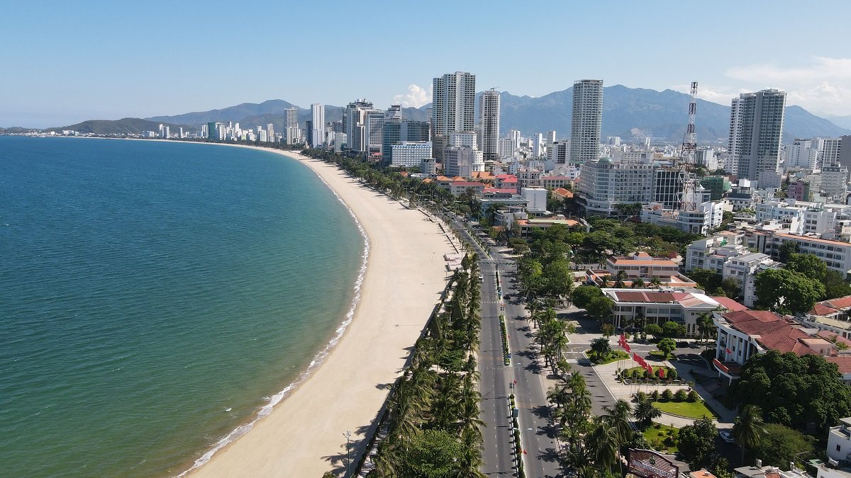 Bãi biển Nha Trang trên đường Trần Phú. Ảnh: Xuân Ngọc.
