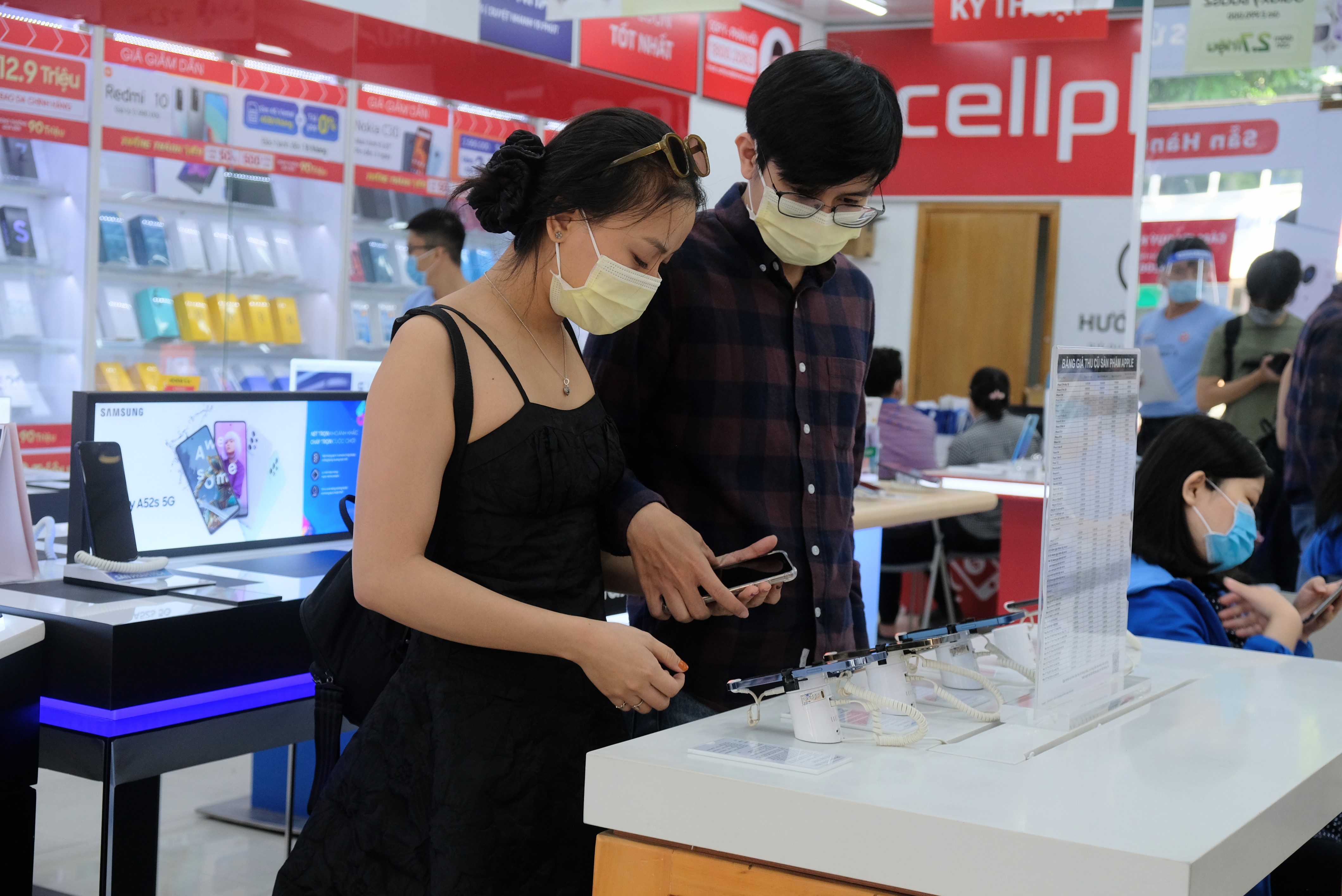 Kh&aacute;ch đến mua iPhone 13 tại cửa h&agrave;ng của CellphoneS.