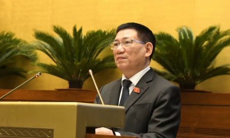 Bộ trưởng Bộ Tài chính Hồ Đức Phớc trình bày Tờ trình - Ảnh: Quochoi.vn
