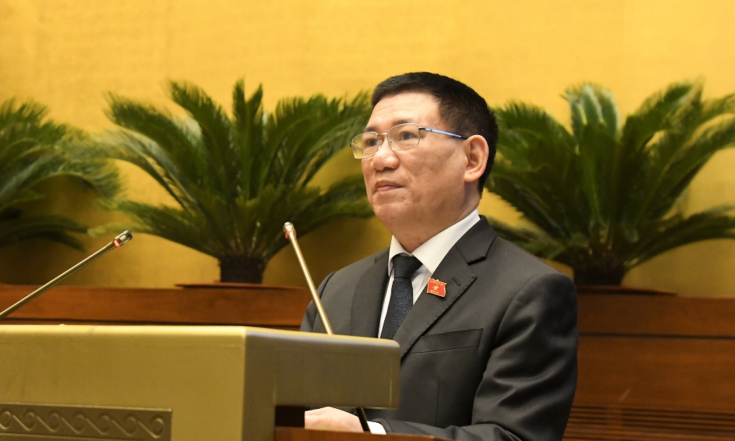 Bộ trưởng Bộ Tài chính Hồ Đức Phớc trình bày Tờ trình - Ảnh: Quochoi.vn