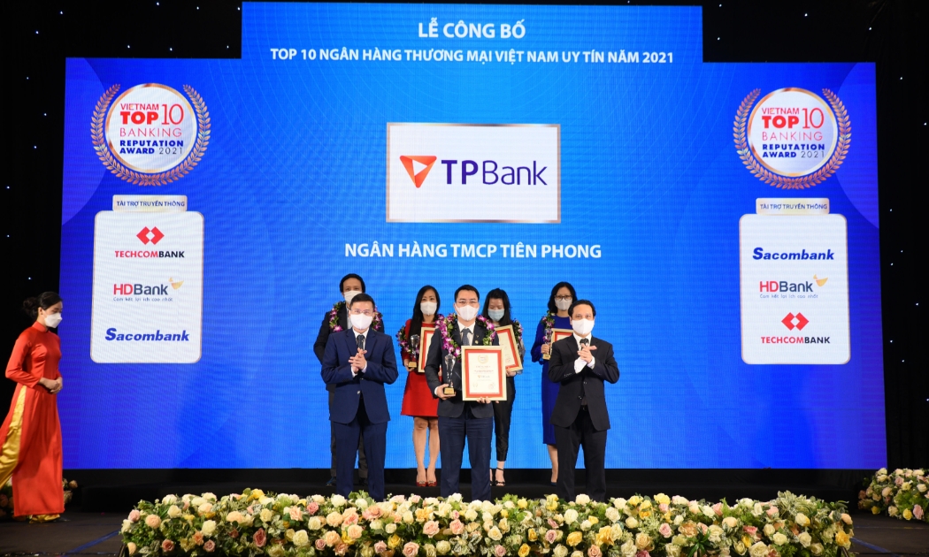 Ông Nguyễn Việt Anh - Phó Tổng giám đốc Ngân hàng TPBank tại lễ trao giải của VnReport.