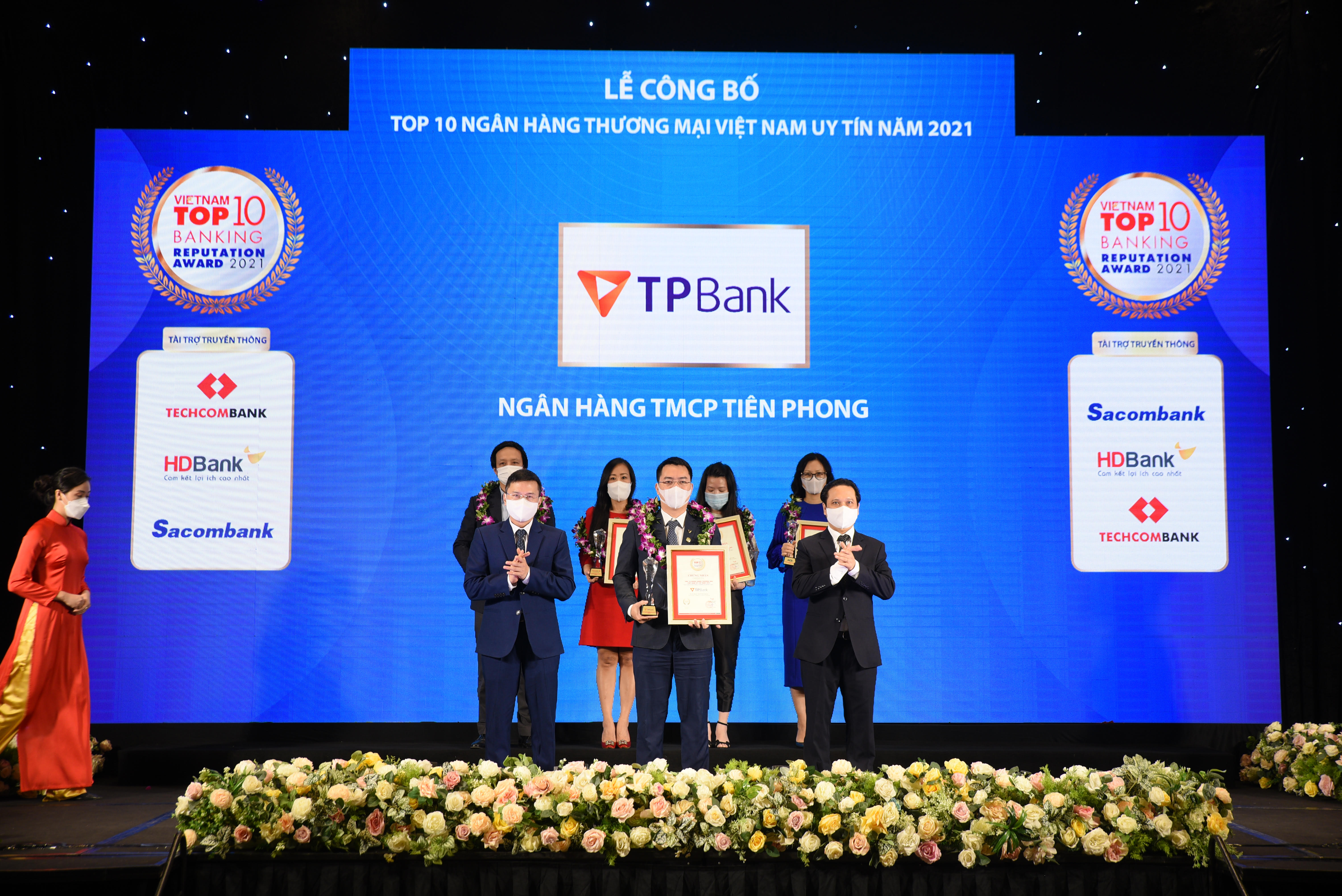 Ông Nguyễn Việt Anh - Phó Tổng giám đốc Ngân hàng TPBank tại lễ trao giải của VnReport.