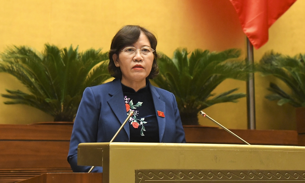 Chủ nhiệm Ủy ban Tư pháp của Quốc hội Lê Thị Nga trình bày Báo cáo thẩm tra - Ảnh: Quochoi.vn