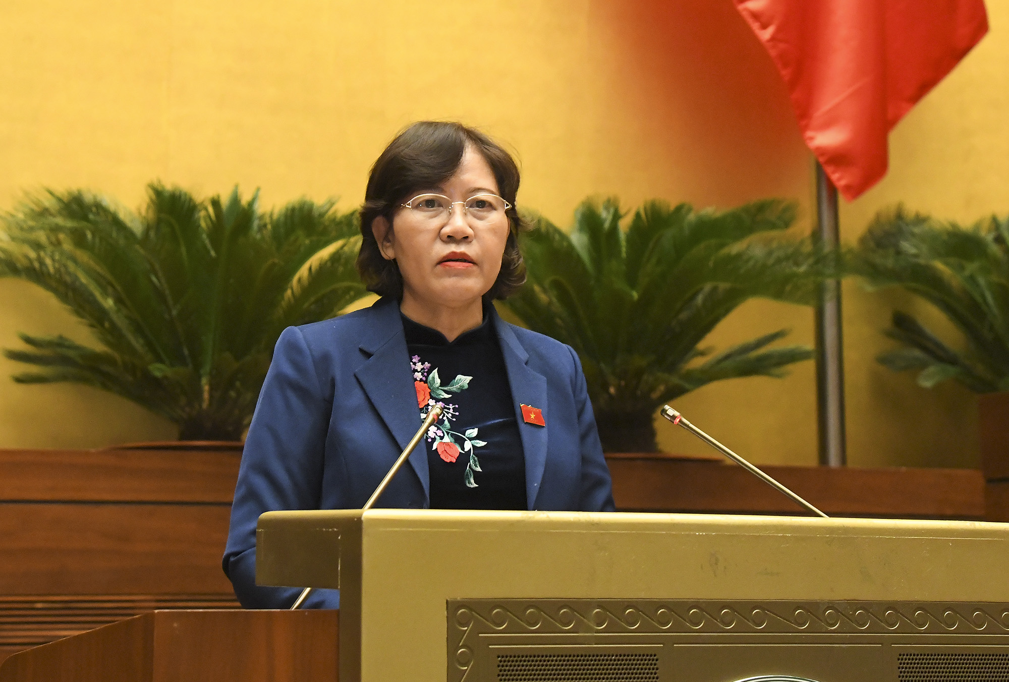 Chủ nhiệm Ủy ban Tư pháp của Quốc hội Lê Thị Nga trình bày Báo cáo thẩm tra - Ảnh: Quochoi.vn