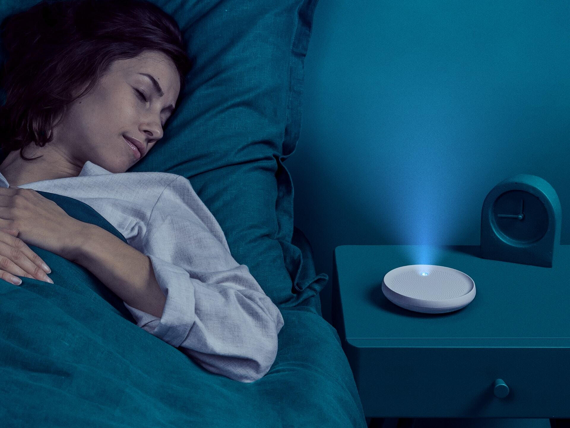 Kh&ocirc;ng chỉ c&oacute; những thiết bị th&ocirc;ng minh đeo tr&ecirc;n người, m&agrave; nền c&ocirc;ng nghiệp hỗ trợ giấc ngủ giờ đ&acirc;y c&oacute; v&ocirc; số sản phẩm đa dạng về mẫu m&atilde; v&agrave; chức năng.