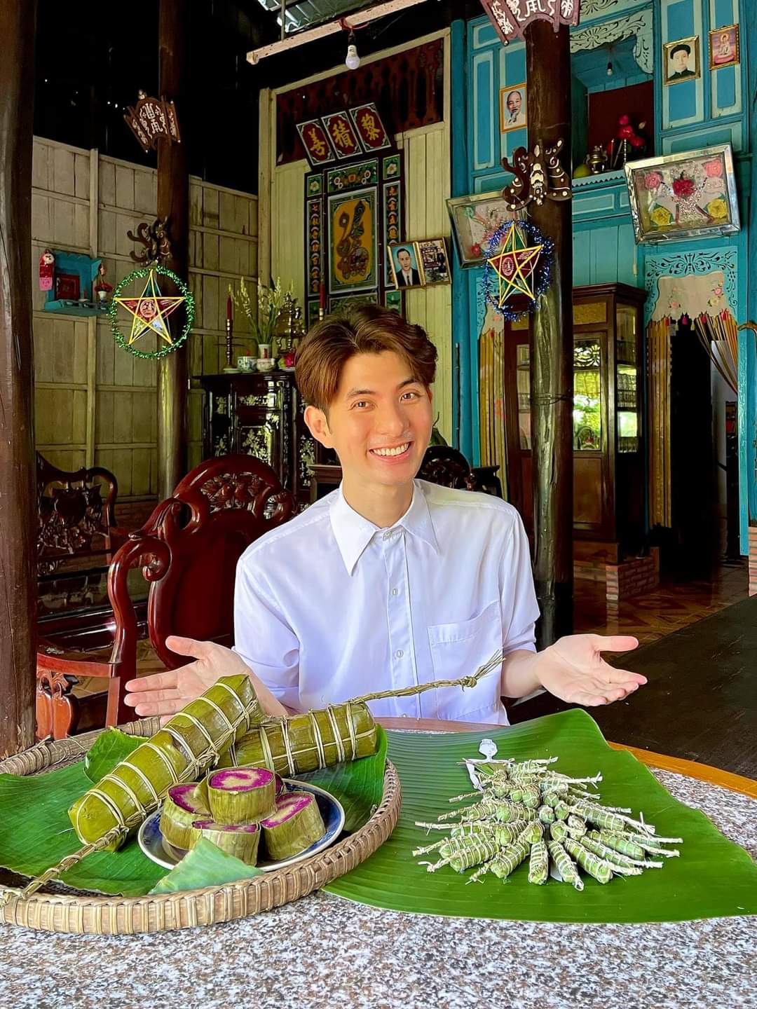 NTK Nguyễn Minh Công cùng cha mẹ mình khi đang thực hiện BST tại quê nhà Vĩnh Long.