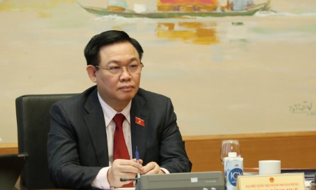 Chủ tịch Quốc hội Vương Đình Huệ tham gia thảo luận tại tổ về Luật Kinh doanh Bảo hiểm sửa đổi - Ảnh: VGP.