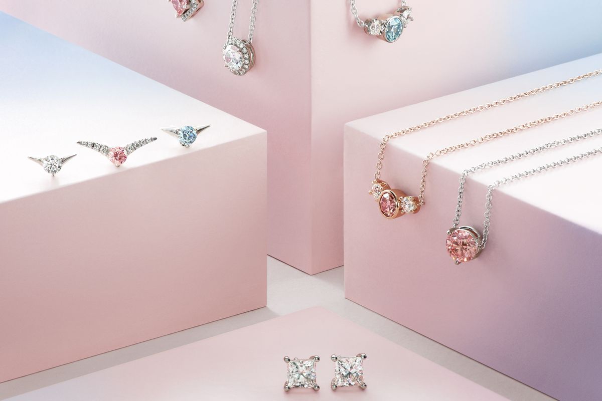 Bạn sẽ có thể mua đá trên trang web của Lightbox cũng như thông qua mạng lưới cửa hàng Reeds Jewelers cho mùa lễ.