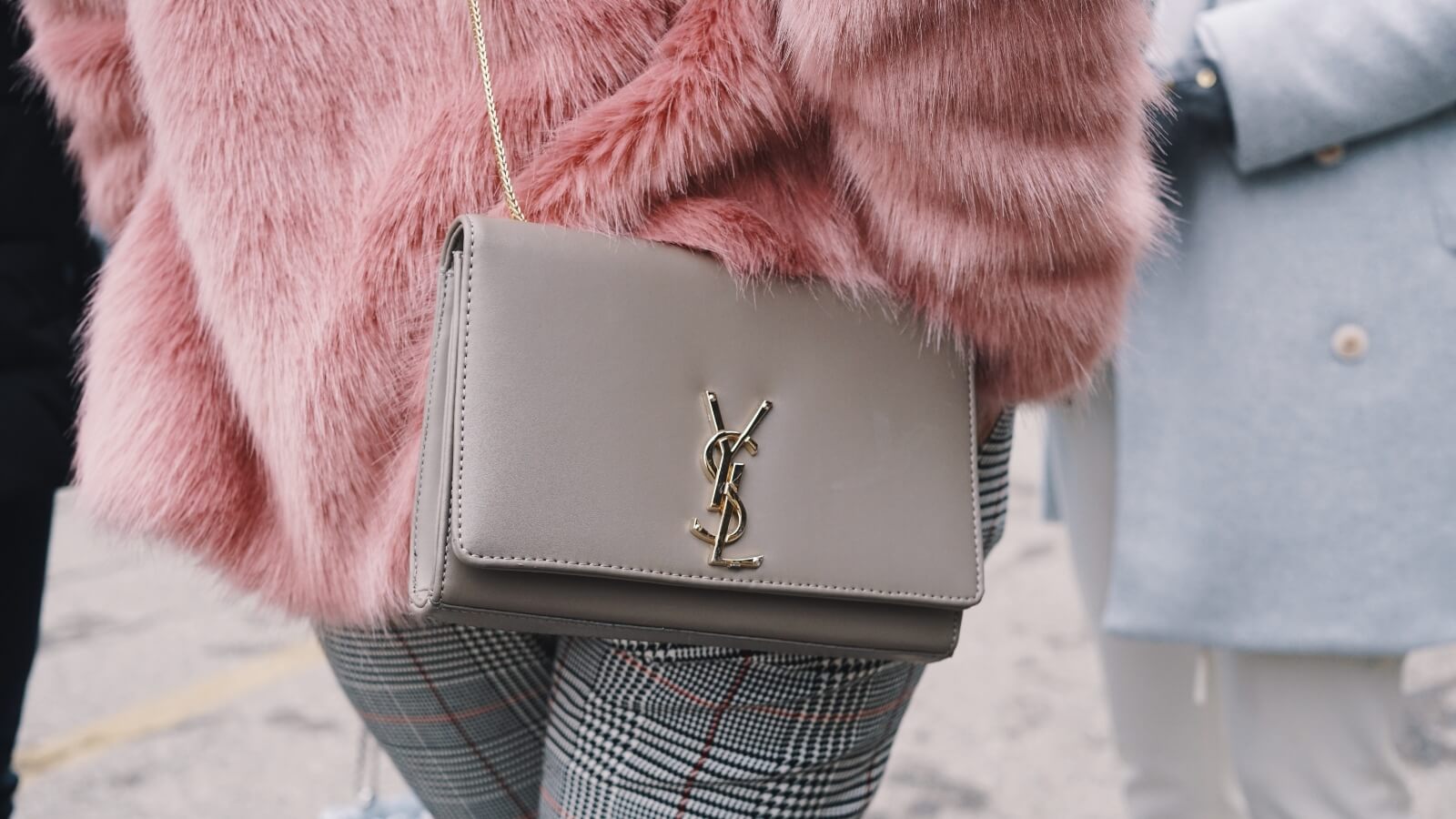 Thương hiệu Saint Laurent (Ph&aacute;p) l&agrave; h&atilde;ng thời trang quốc tế mới nhất gia nhập xu thế bảo vệ động vật v&agrave; thời trang bền vững.