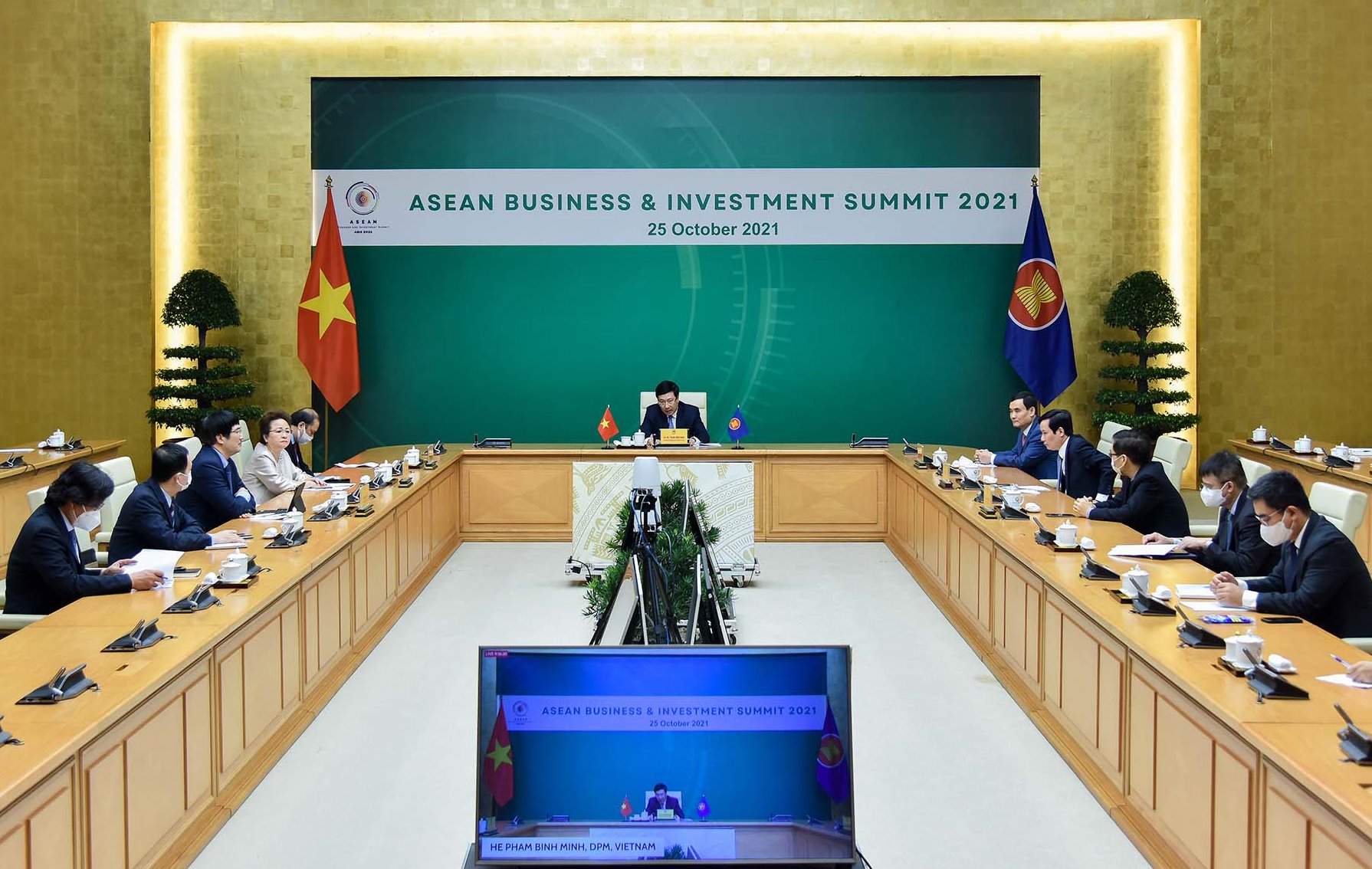 Hội nghị được tổ chức theo h&igrave;nh thức trực tuyến chiều 25/10 - Ảnh: VGP