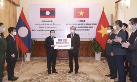 Lễ trao tượng trưng quà tặng của Việt Nam cho Lào ứng phó đợt dịch mới, chiều 25/10. Ảnh - Trung Hiếu.