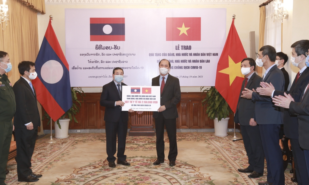 Lễ trao tượng trưng quà tặng của Việt Nam cho Lào ứng phó đợt dịch mới, chiều 25/10. Ảnh - Trung Hiếu. 