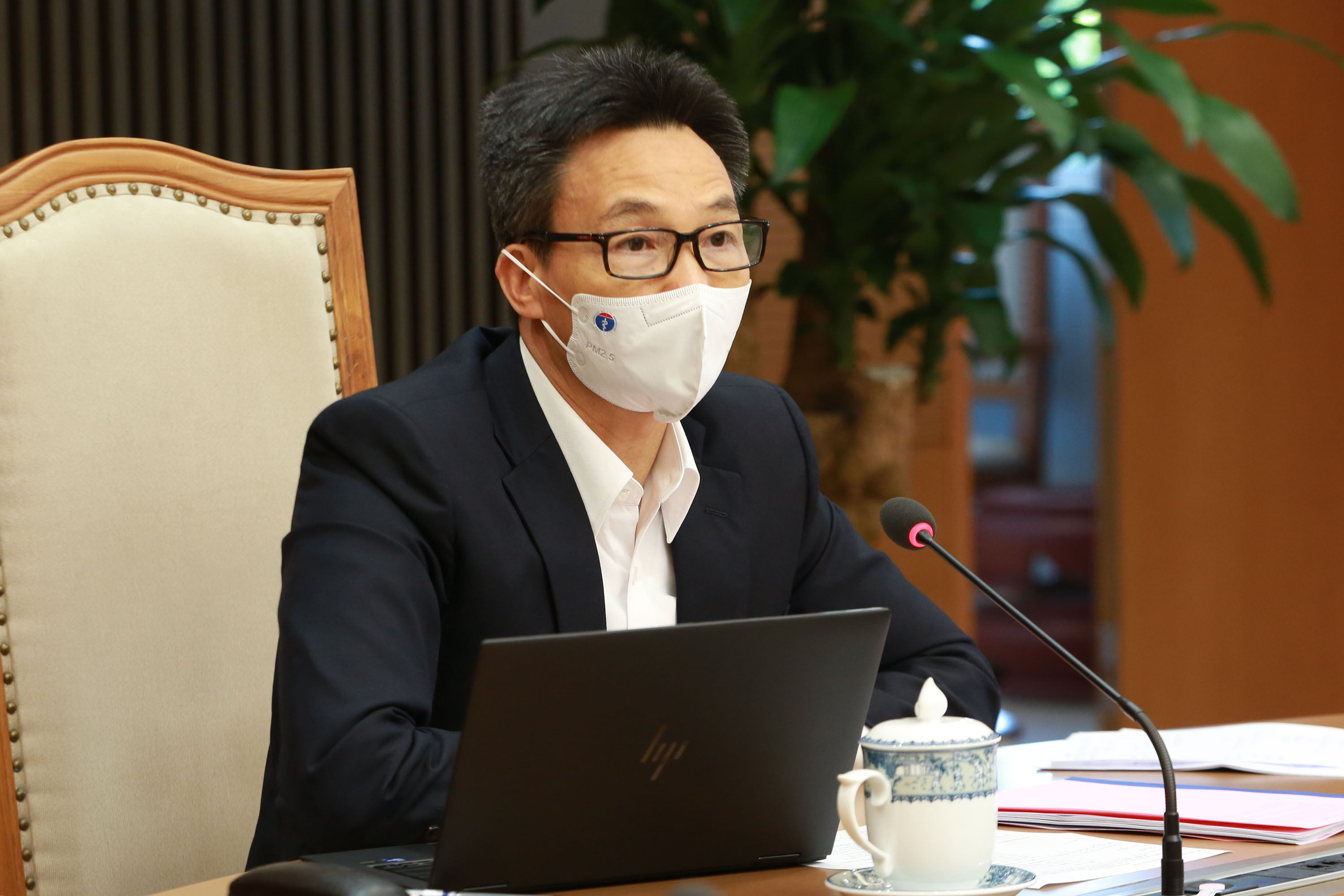 Phó Thủ tướng Vũ Đức Đam họp về dự  thảo Chiến lược tổng thể ứng phó với dịch Covid-19 trong tình hình mới, chiều 25/10. Ảnh - VGP. 