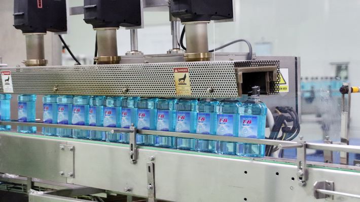 Dây chuyền thuốc sát khuẩn họng tự động của Traphaco vẫn tối đa công suất dù “3 tại chỗ”.