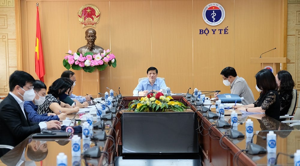 Bộ Y tế họp về công tác tiêm chủng vaccine phòng Covid-19 cho trẻ em, chiều 26/10. Ảnh - Trần Minh. 