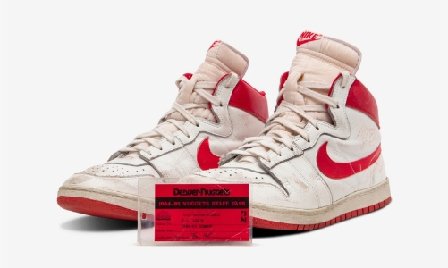 Đôi giày của huyền thoại bóng rổ Michael Jordan lại lập kỷ lục đấu giá mới