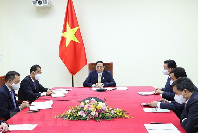 Thủ tướng Phạm Minh Chính điện đàm với Thủ tướng Anh Boris Johnson ở đầu cầu Hà Nội. (Ảnh: Dương Giang/TTXVN).