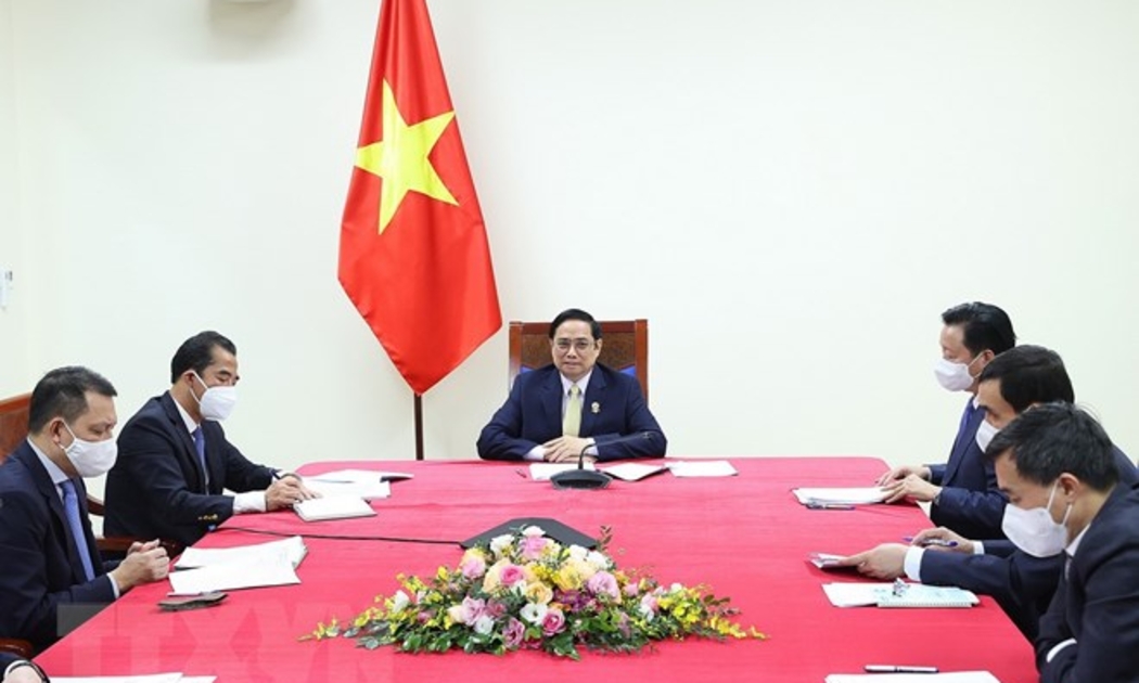 Thủ tướng Phạm Minh Chính điện đàm với Thủ tướng Anh Boris Johnson ở đầu cầu Hà Nội. (Ảnh: Dương Giang/TTXVN).