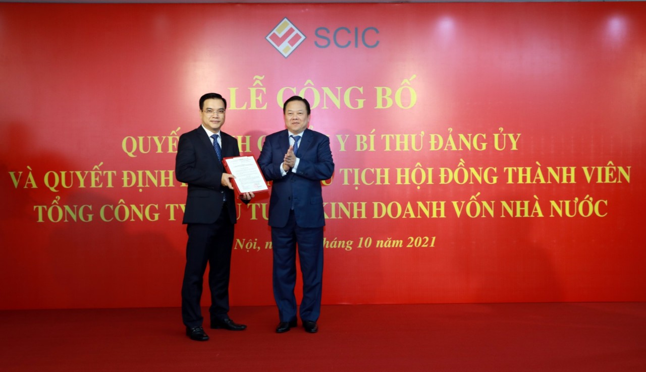 Đồng chí Nguyễn Hoàng Anh trao Quyết định của Thủ tướng Chính phủ về việc bổ nhiệm Chủ tịch HĐTV SCIC và chúc mừng đồng chí Nguyễn Chí Thành.