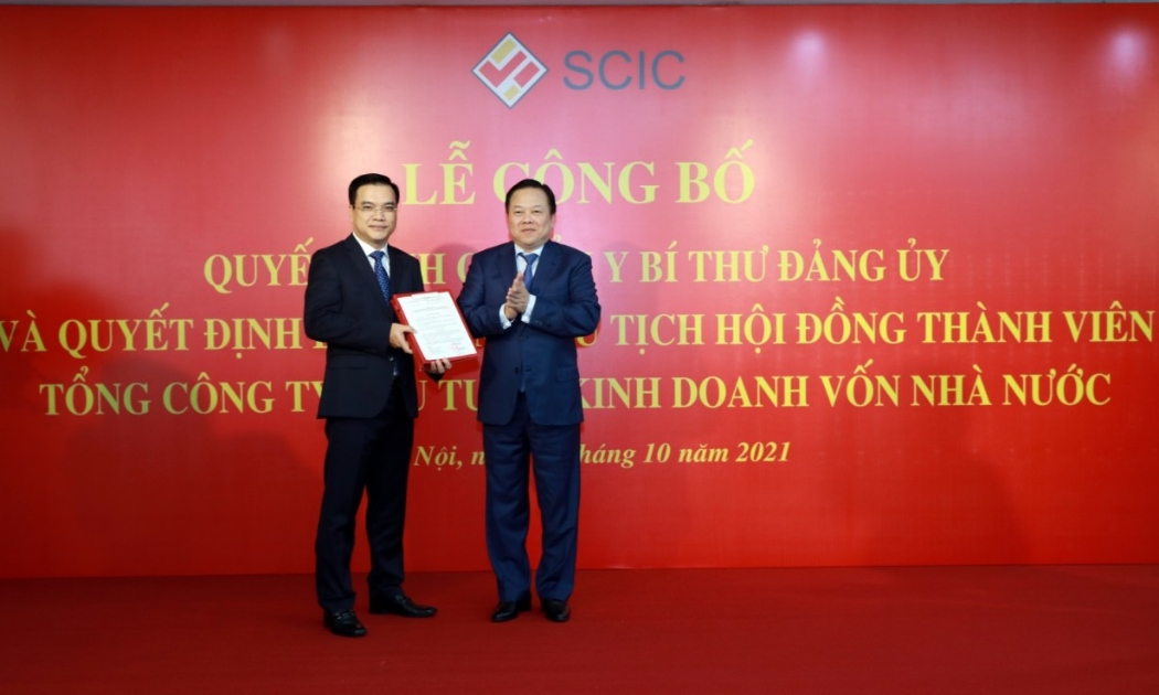 Đồng chí Nguyễn Hoàng Anh trao Quyết định của Thủ tướng Chính phủ về việc bổ nhiệm Chủ tịch HĐTV SCIC và chúc mừng đồng chí Nguyễn Chí Thành.