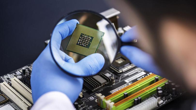 Dù thiết kế được con chip riêng, Trung Quốc vẫn phụ thuộc vào các công ty nước ngoài trong khâu sản xuất - Ảnh: Reuters