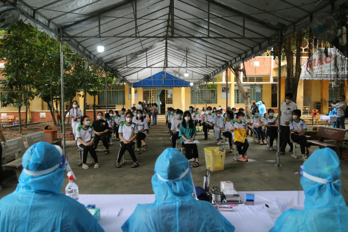 Huyện Củ Chi là địa phương đầu tiên được chọn thí điểm tiêm vaccine phòng Covid-19 cho trẻ em với khoảng 1.500 học sinh được tiêm sáng 27/10/2021.