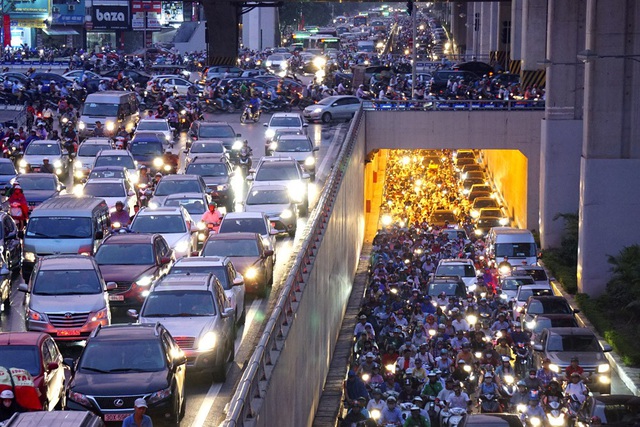 Ùn tắc giao thông ở Hà Nội vẫn là “vấn nạn” chưa có lời giải.