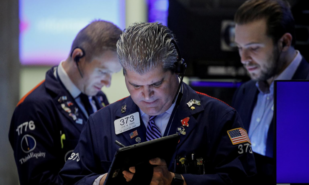 Các nhà giao dịch cổ phiếu trên sàn NYSE ở New York, Mỹ ngày 27/10/2021 - Ảnh: Reuters.