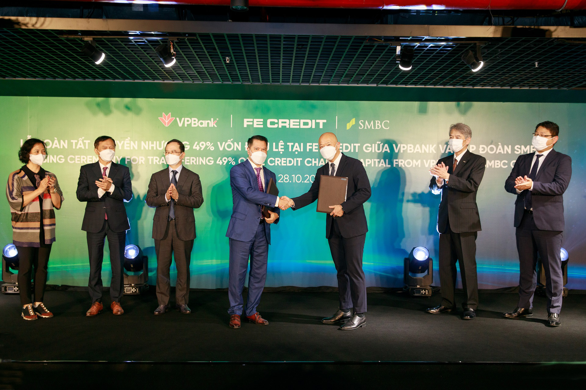 Đại diện VPBank và đại diện tập đoàn SMBC trao nhau chứng nhận hoàn tất giao dịch chuyển nhượng 49% vốn  góp tại FE Credit.