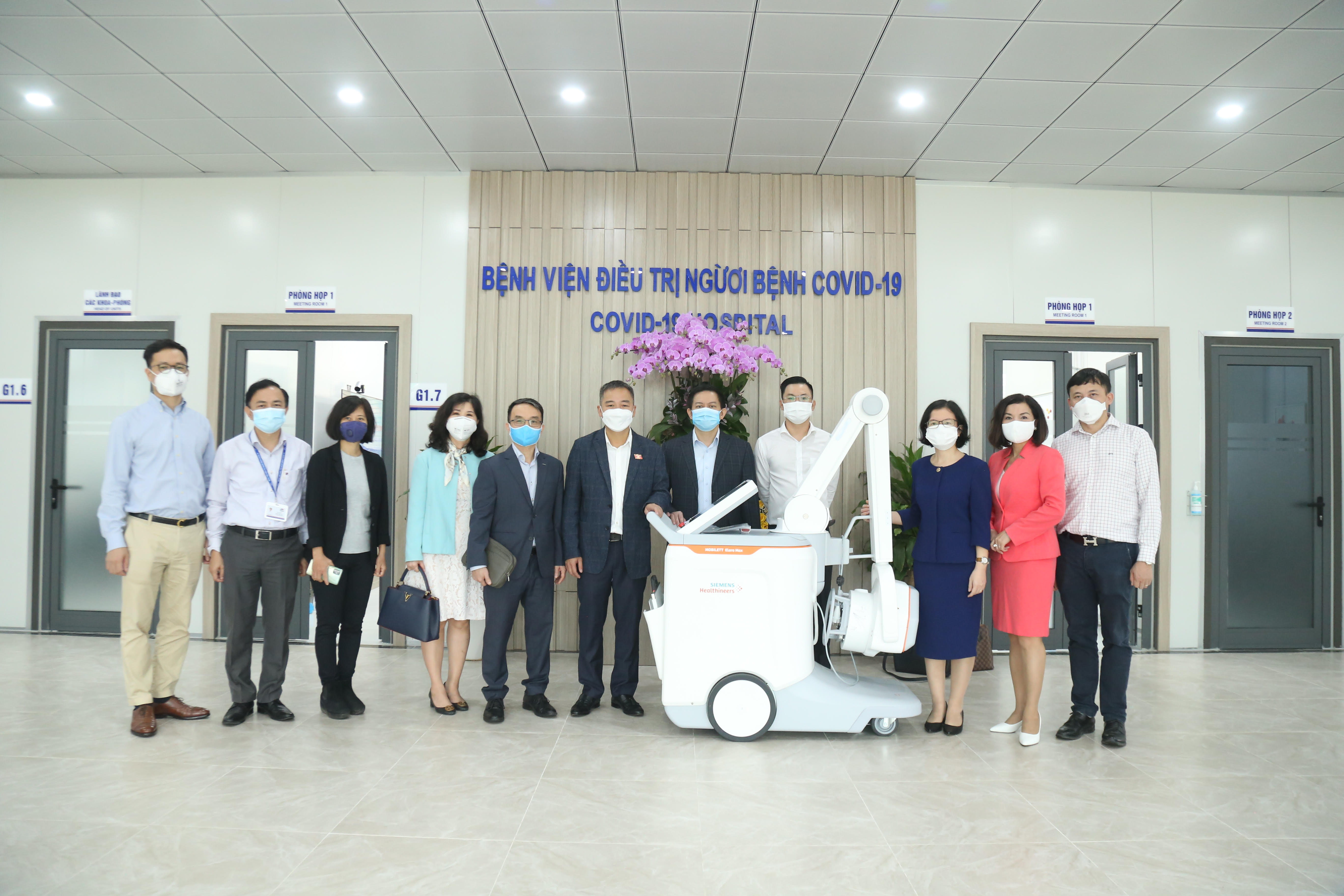 Siemens Caring Hands donates medical equipment to hospitals - Ảnh 1