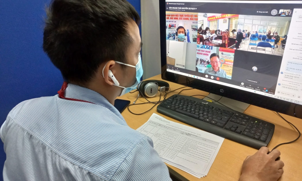 Doanh nghiệp phỏng vấn tuyển dụng online tại Trung tâm Dịch vụ việc làm Hà Nội sáng 28/10. Ảnh - Nhật Dương.